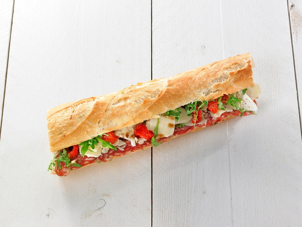 Broodje italiaanse salami + groenten Belegde broodjes Aanbod St